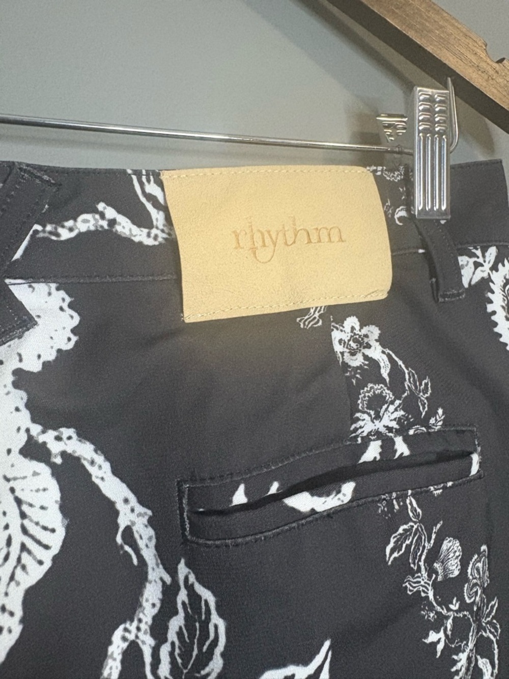 Rhythm Black White Floral Cropped Pants Slim Fit Size 2 - Picture 6 of 10